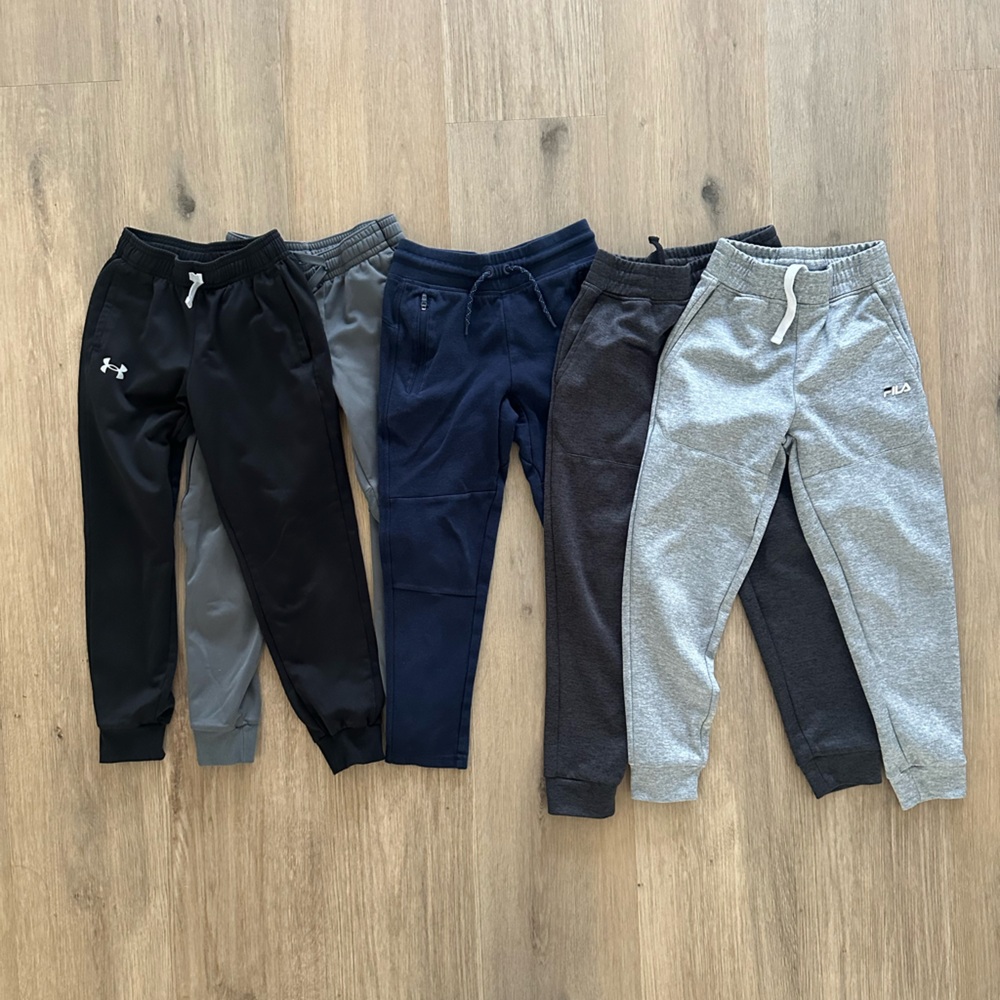 5 joggers fits 8-9 year old boys Fila, Gap, Under Armour
